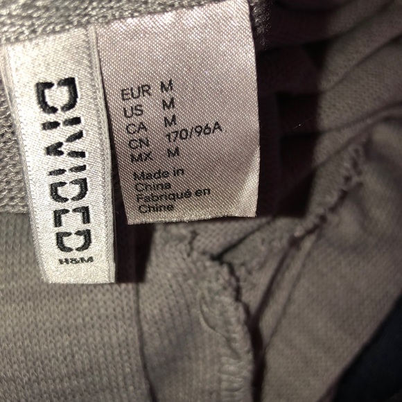 H&M Frayed edge v neck light weight seater tee - Picture 6 of 6